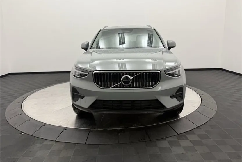 2025 Volvo XC40 Core photo 1