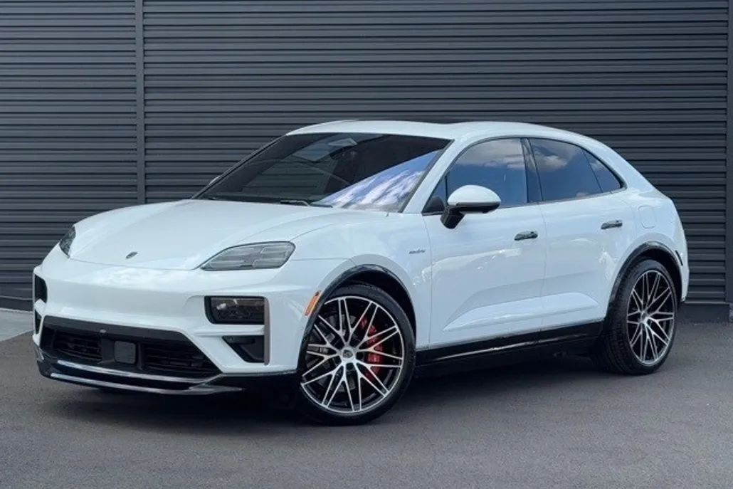 2025 Porsche Macan Electric Turbo photo 1