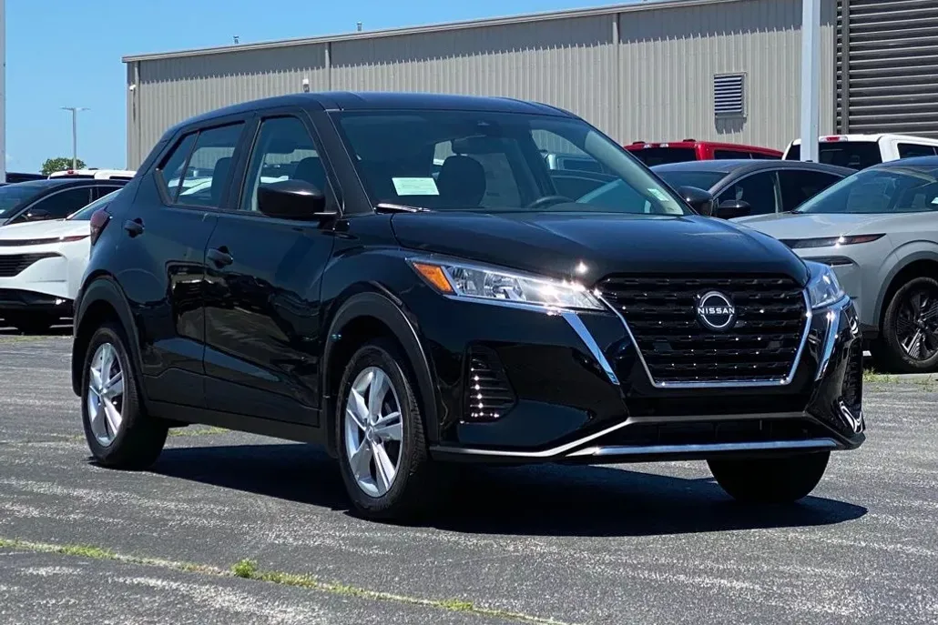 2025 Nissan Kicks Play S photo 1