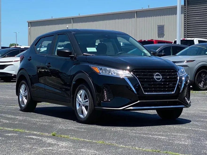 2025 Nissan Kicks Play S photo 1