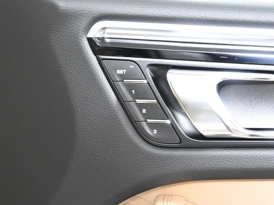 2024 Porsche Macan Base photo 40