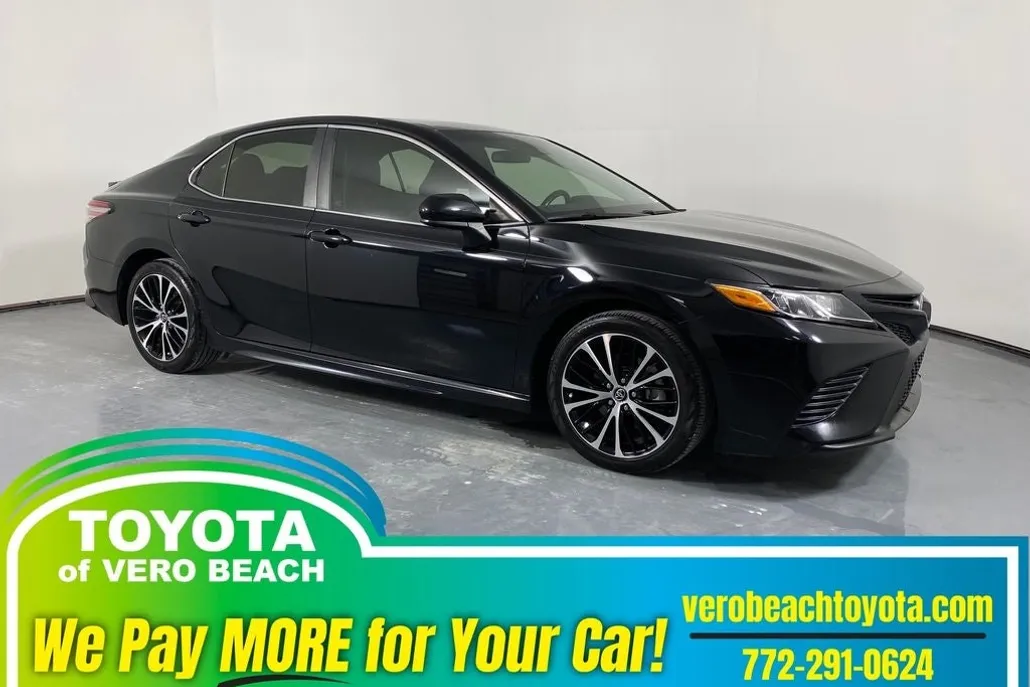 2018 Toyota Camry SE photo 1