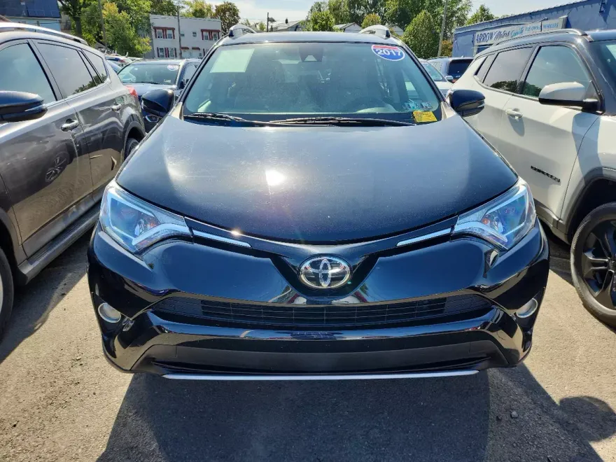 2017 Toyota RAV4 XLE photo 1