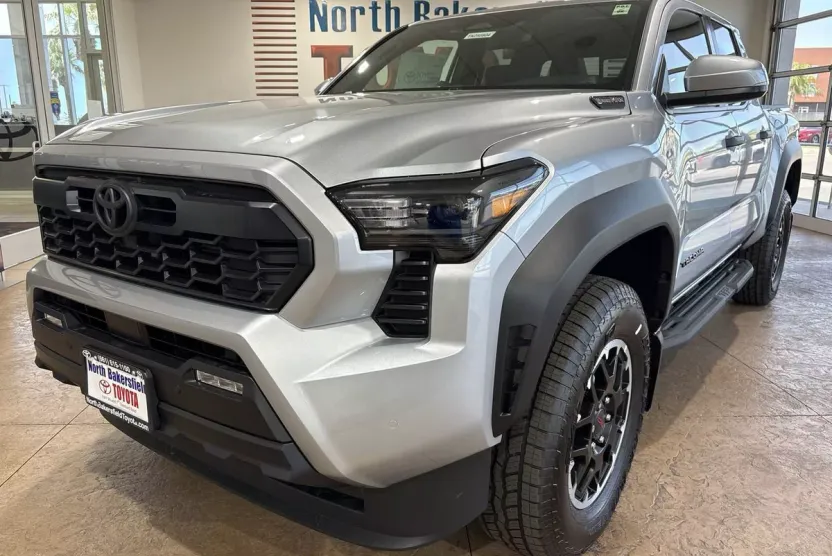 2025 Toyota Tacoma TRD Off-Road Double Cab photo 1