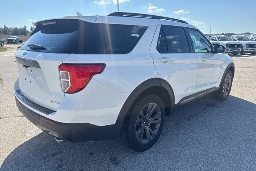 2023 Ford Explorer XLT photo 1