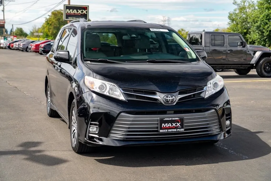 2020 Toyota Sienna XLE photo 1
