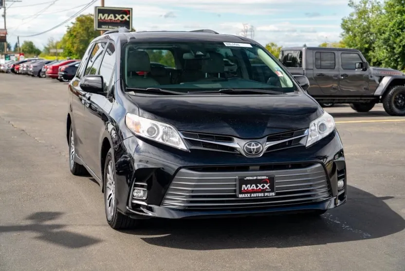 2020 Toyota Sienna XLE photo 1