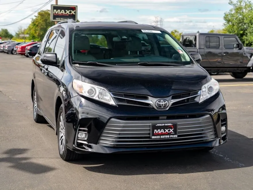 2020 Toyota Sienna XLE photo 1