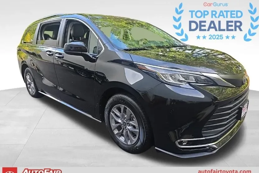 2022 Toyota Sienna XLE photo 1