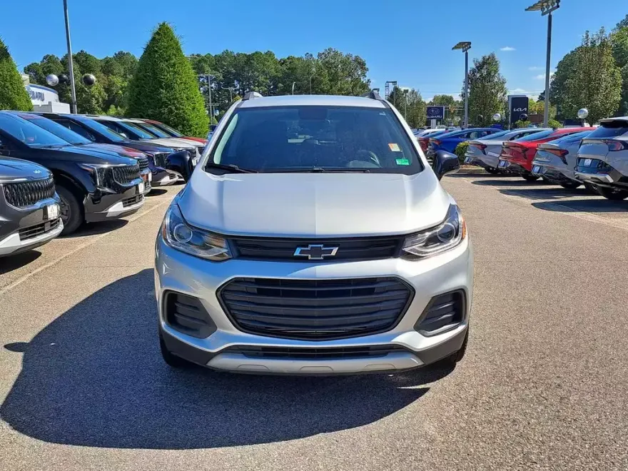 2022 Chevrolet Trax LT photo 1