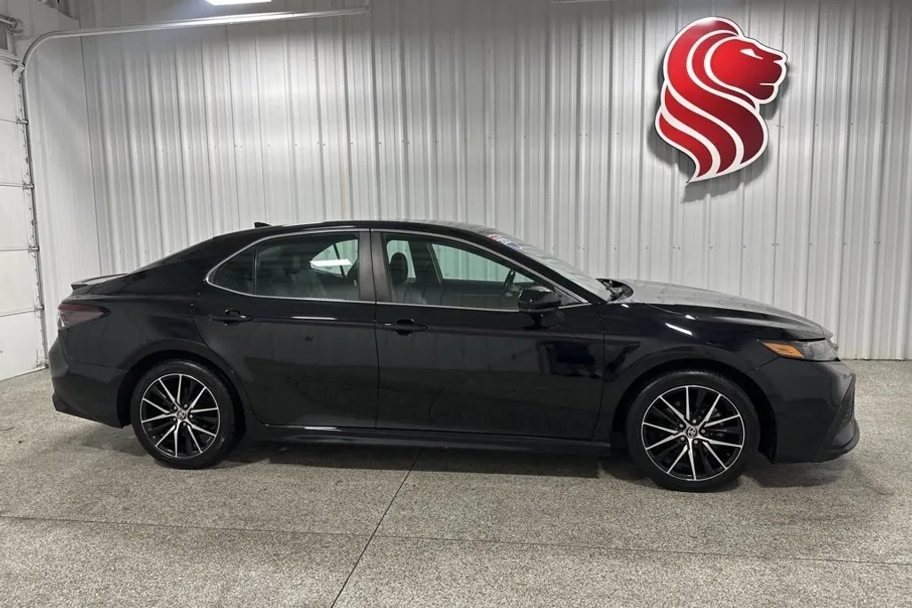 2021 Toyota Camry SE photo 1