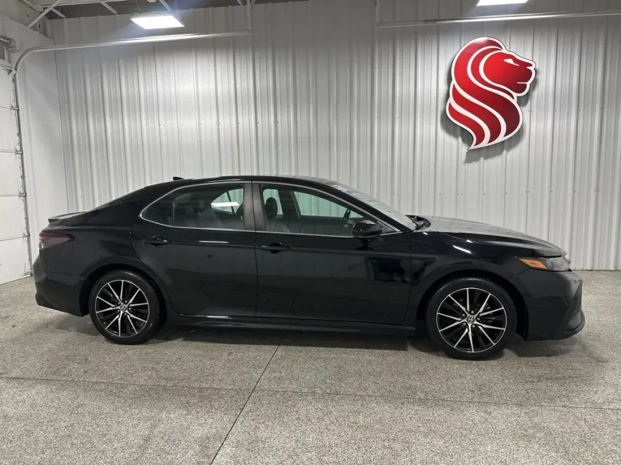2021 Toyota Camry SE photo 1