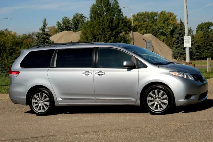 2011 Toyota Sienna LE photo 1