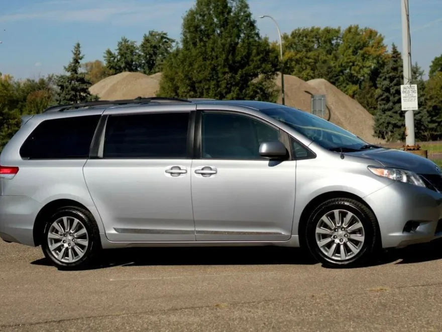 2011 Toyota Sienna LE photo 1