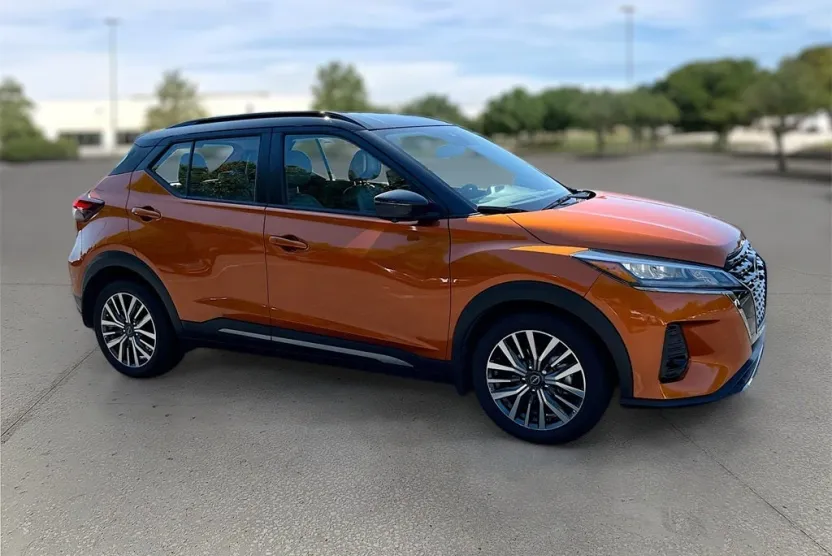 2023 Nissan Kicks SR photo 1