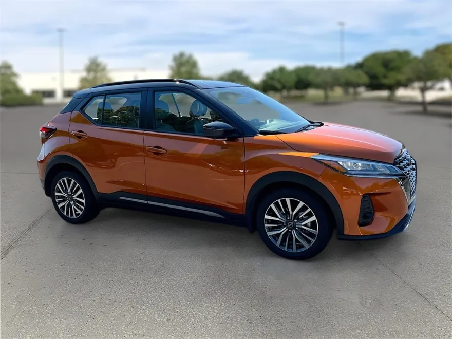 2023 Nissan Kicks SR photo 1