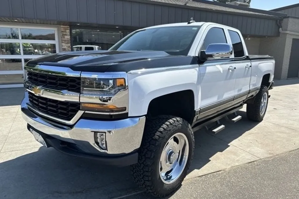 2017 Chevrolet Silverado 1500 LT photo 1