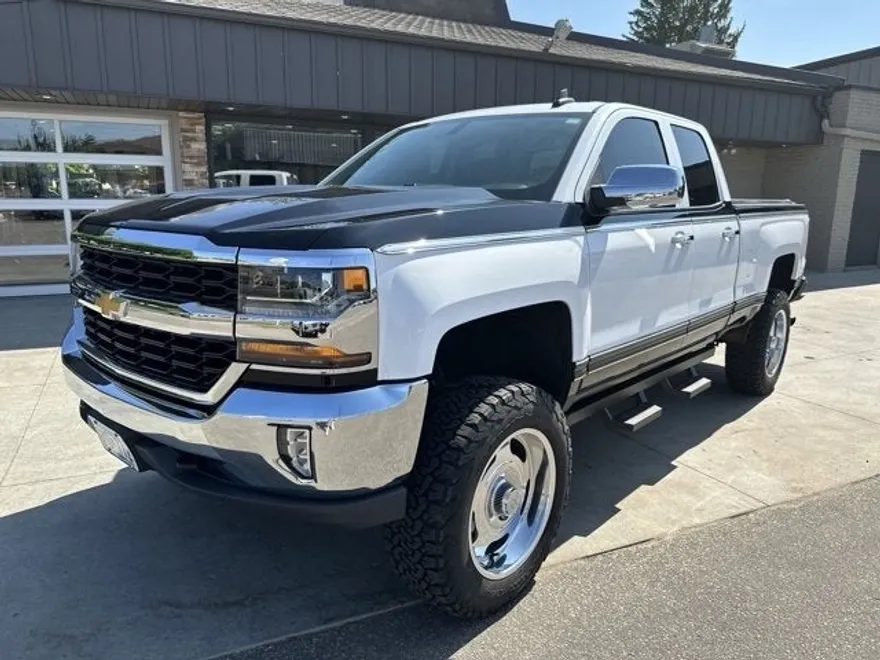 2017 Chevrolet Silverado 1500 LT photo 1