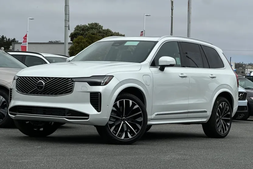 2025 Volvo XC90 T8 Plus photo 1