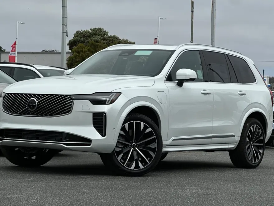 2025 Volvo XC90 T8 Plus photo 1