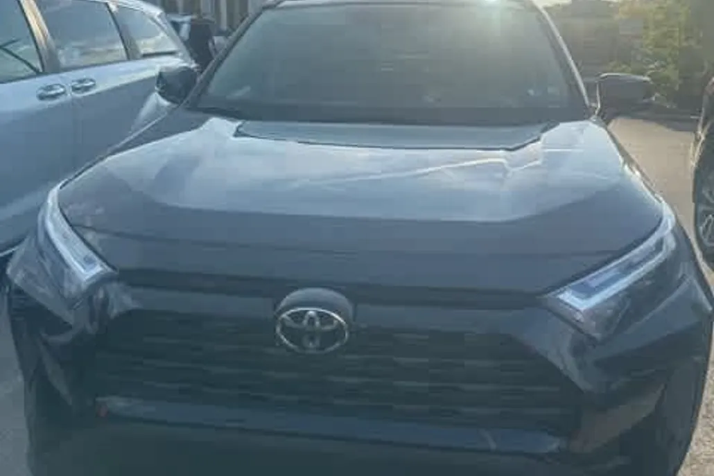 2022 Toyota RAV4 XLE photo 1