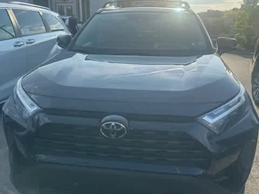 2022 Toyota RAV4 XLE photo 1