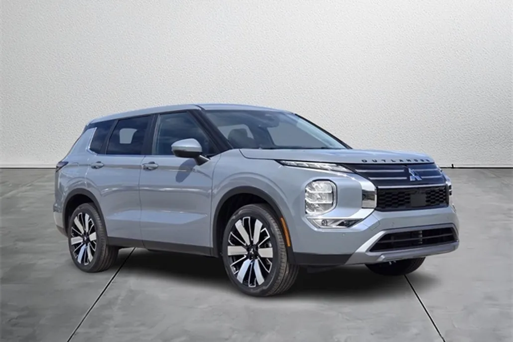 2025 Mitsubishi Outlander SE photo 1