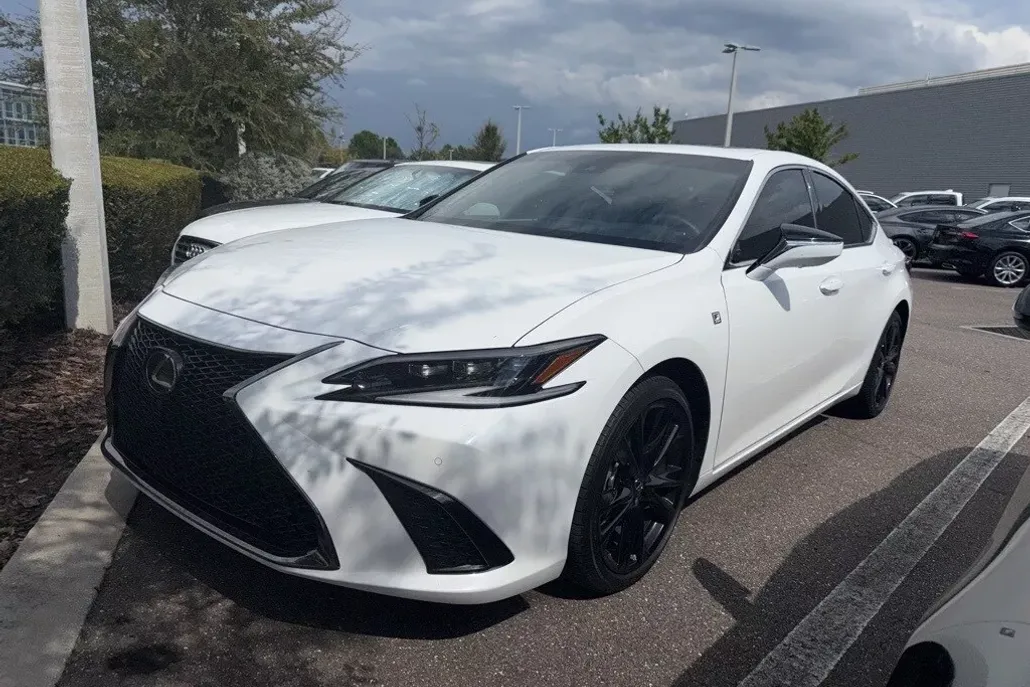 2023 Lexus ES 300h photo 1