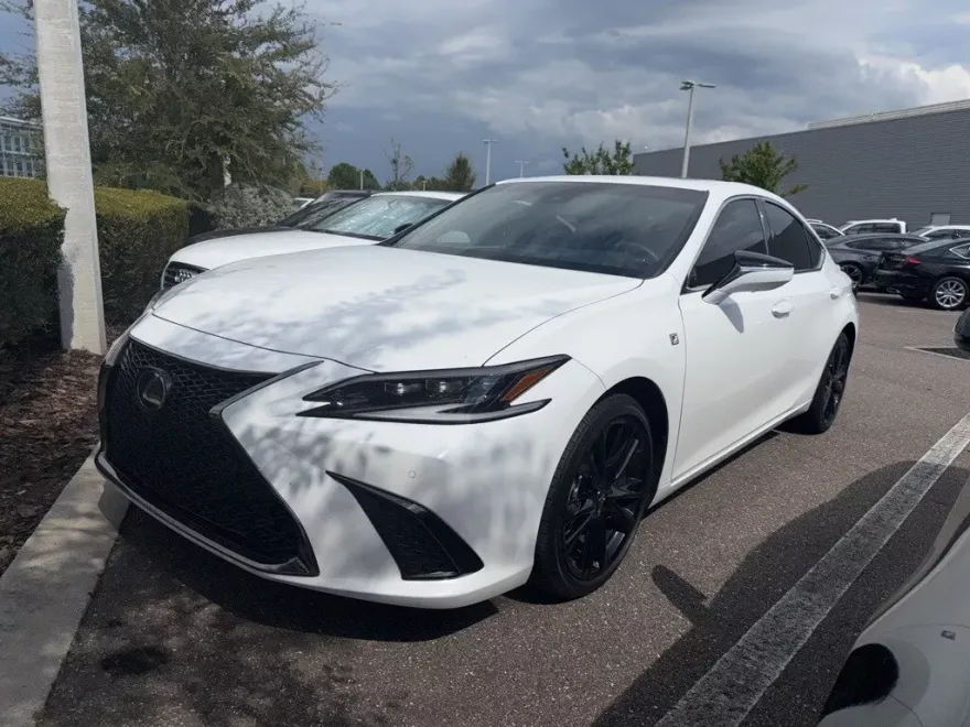2023 Lexus ES 300h photo 1