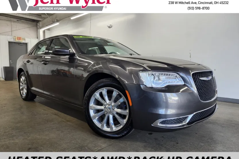 2018 Chrysler 300 Touring photo 1