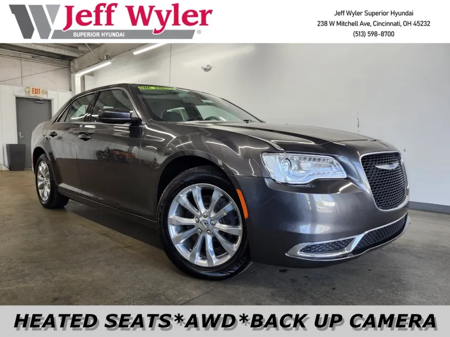 2018 Chrysler 300 Touring photo 1