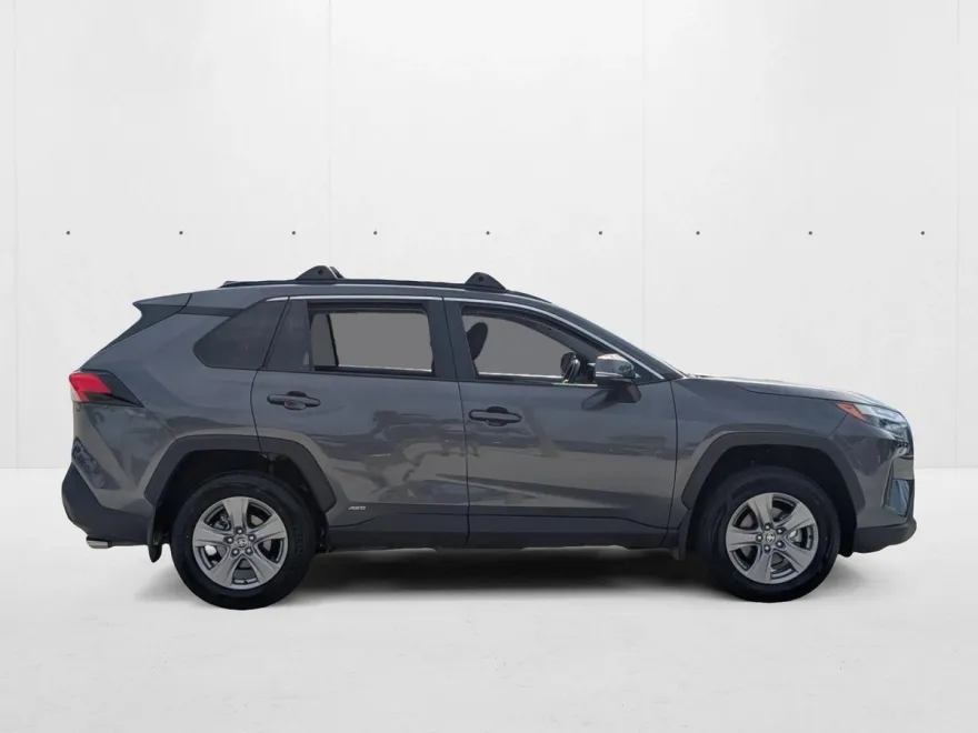 2024 Toyota RAV4 Hybrid XLE photo 1