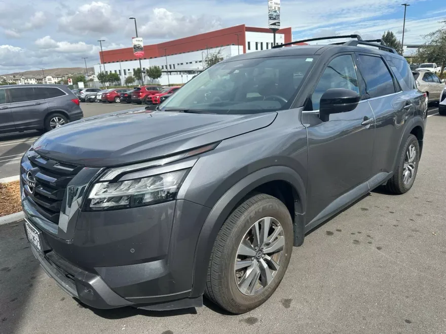 2022 Nissan Pathfinder SL photo 1