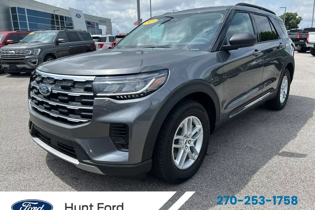2025 Ford Explorer photo 1