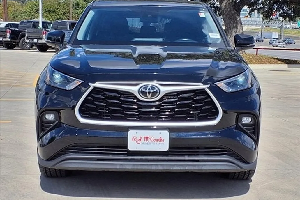 2022 Toyota Highlander LE photo 1