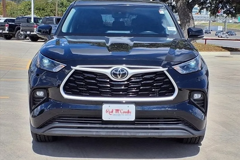 2022 Toyota Highlander LE photo 1