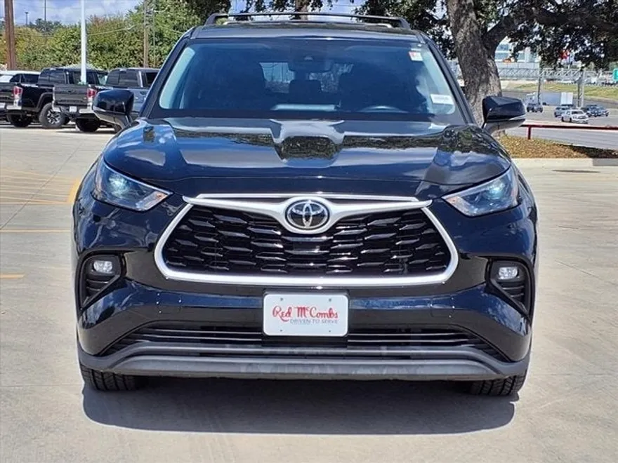 2022 Toyota Highlander LE photo 1