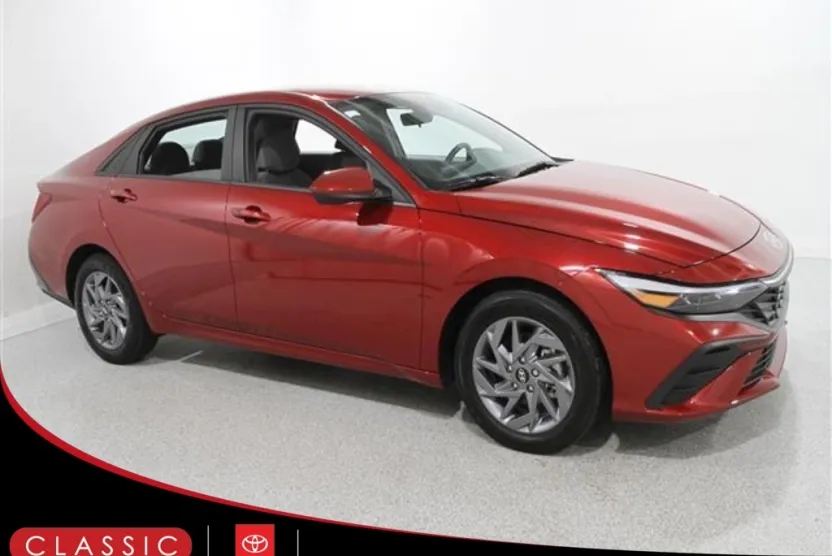 2024 Hyundai Elantra SEL photo 1
