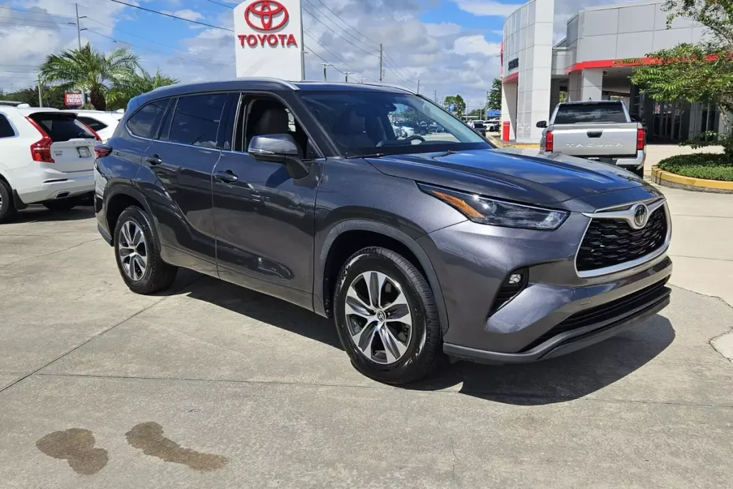 2022 Toyota Highlander XLE photo 1