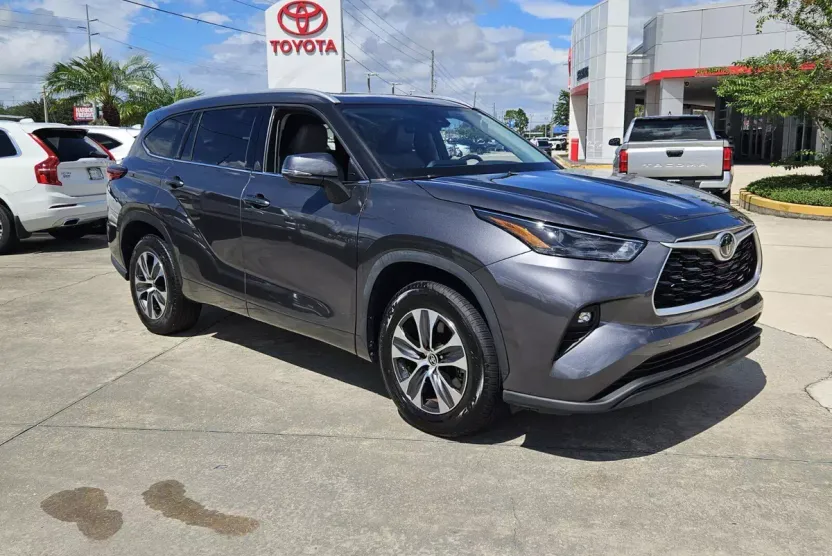 2022 Toyota Highlander XLE photo 1
