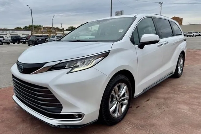 2022 Toyota Sienna Limited photo 1