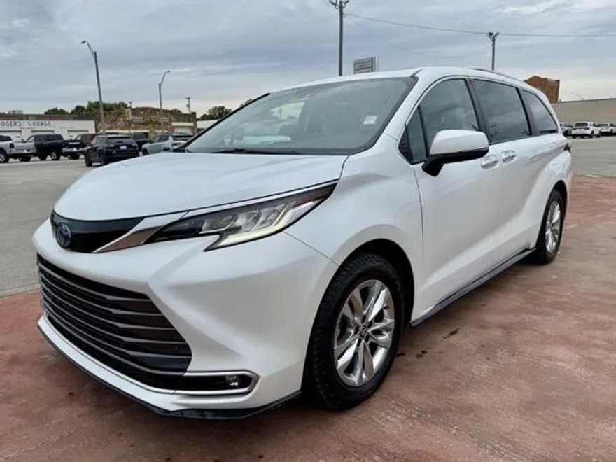 2022 Toyota Sienna Limited photo 1