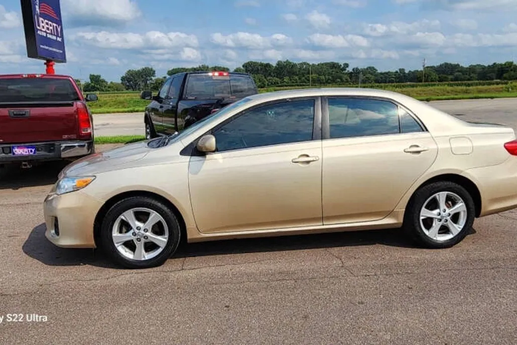 2013 Toyota Corolla LE photo 1