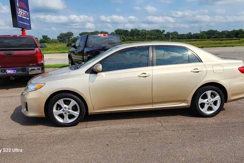 2013 Toyota Corolla LE photo 1