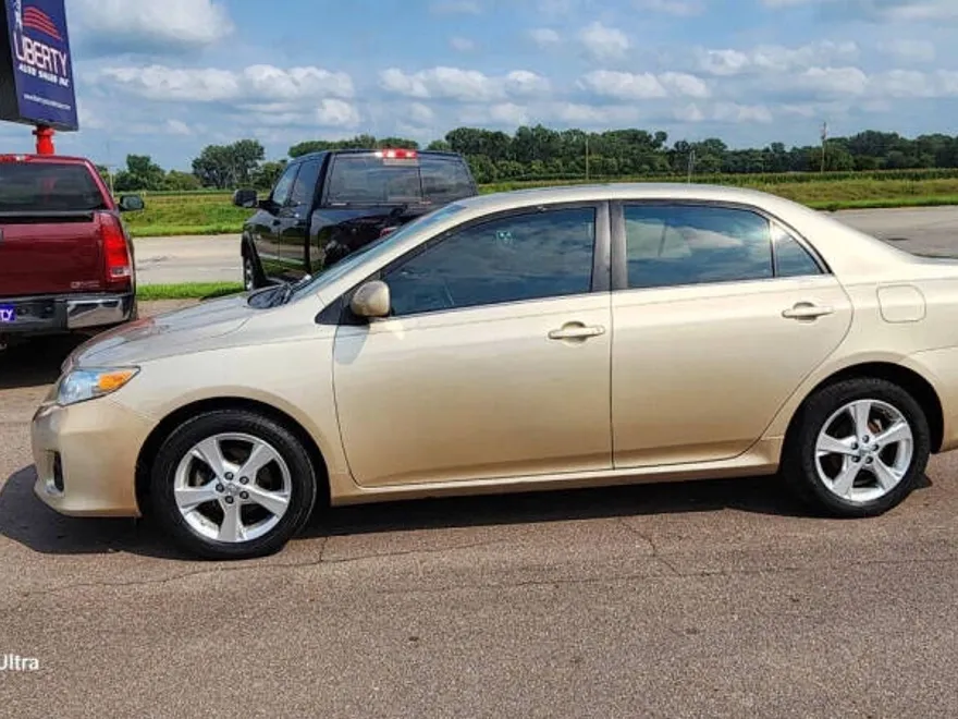 2013 Toyota Corolla LE photo 1