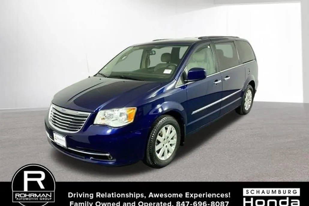 2016 Chrysler Town & Country Touring photo 1