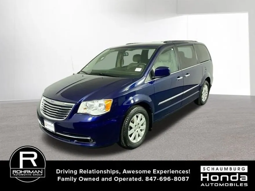 2016 Chrysler Town & Country Touring photo 1