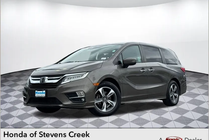 2018 Honda Odyssey Touring photo 1