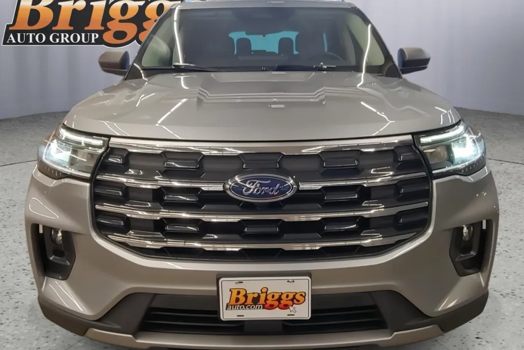 2025 Ford Explorer photo 1
