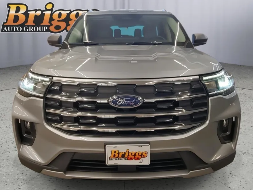 2025 Ford Explorer photo 1